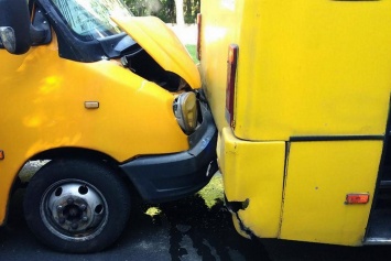ДТП в Днепре: у пассажирки маршрутного такси треснула челюсть