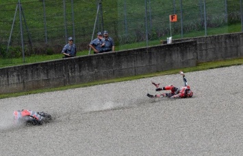 MotoGP: Ducati объяснили причины падения Миккеле Пирро и взрыва двигателя Довициозо