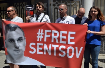 В Одессе под Генкосульством РФ требовали освободить украинских политзаключенных