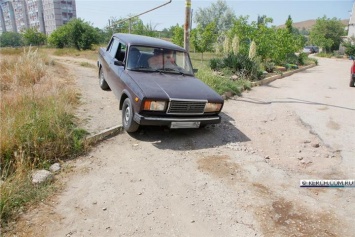 Керчане нашли способ объезжать заслон на улице Рыбаков