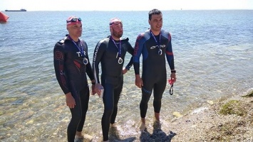 Участники массового заплыва переправились через Керченский пролив в Крым
