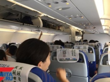 В Китае любители занять чужую багажную полку в самолете рискуют попасть в "черный список" пассажиров