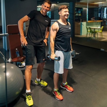 Зеленский опубликовал фото, как потеет с гантелями в спортзале