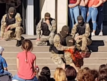 Пользователей YouTube возмутило бутафорское перерезание горла на детском празднике в Запорожской области. Видео