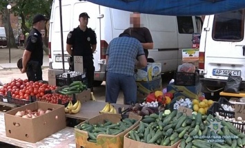 Полицейские устроили облаву на стихийный рынок возле "Макдональдса"