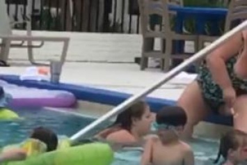 Женщина побрила ноги прямо в детском бассейне: шокирующее видео