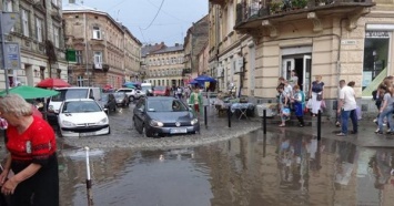 Стихия во Львове: дождь, град и ветер повредили линии электропередач, авто и жилые дома