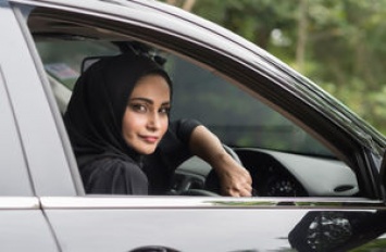 В Саудовской Аравии впервые вручили водительские права женщине