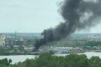 В российском Новосибирске вспыхнул пожар на бетонном заводе