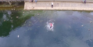 Владелец спас дрон от воды, и квадрокоптер заснял это на видео