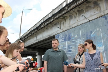 Завтра перекроют половину моста