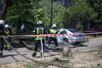 В Днепре авто влетело в остановку с людьми, есть жертвы