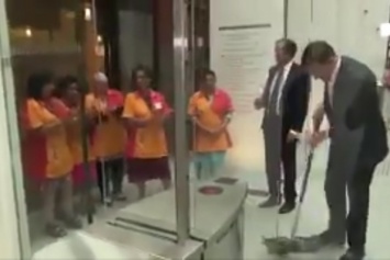 Уборщицы восхитились голландским премьером, убравшим следы пролитого кофе (видео)