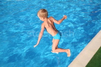 Николаевский мальчишка во время прыжка в бассейн травмировал позвоночник