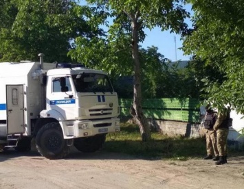 Автозаки наготове: силовики РФ проводят обыски в Старом Крыму (ФОТО)