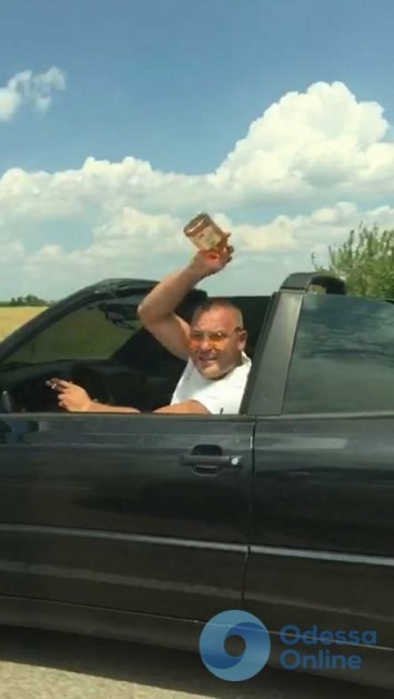 Одесская полиция погналась за пьяным на кабриолете, а тот бросил в их авто бутылку
