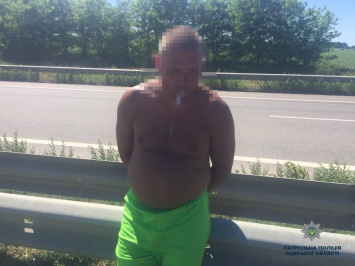 Бросал в полицейских бутылки: в Одесской области задержали пьяного водителя на кабриолете. Фото, видео