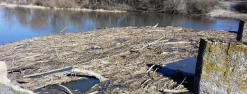 Затор на Псле между мостами начали чистить спасатели, водолазы и коммунальщики