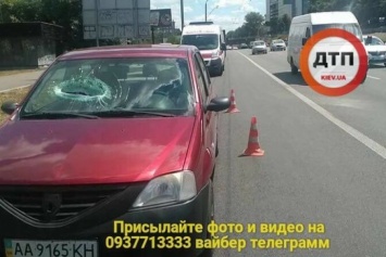 В Киеве хулиганы бросили плиту с моста, пассажиру авто отрезало руку
