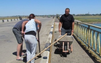 Жители Арабатской стрелки самостоятельно взялись за уборку мостов