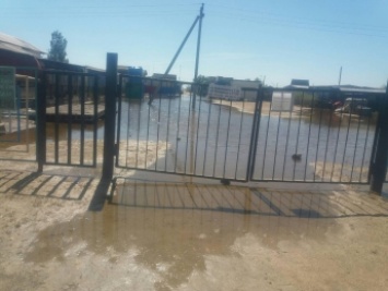 Некоторые базы в Кирилловке до сих пор стоят в воде (фото)