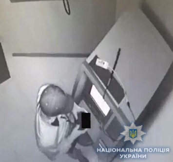 В Одессе задержали мужчину в медицинской маске и перчатках, который потрошил банкомат