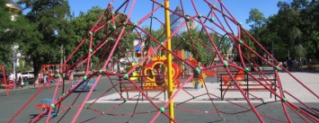 Детский парк Павлограда страдает от вандалов: коммунальщики собираются дежурить круглосуточно