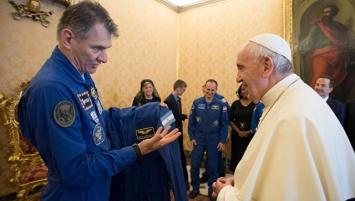 Экипаж МКС подарил папе Римскому комбинезон космонавта