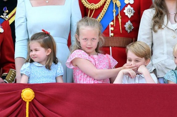 Старшая сестра принца Джорджа Саванна Филлипс закрыла ему рот на балконе Букингемского дворца
