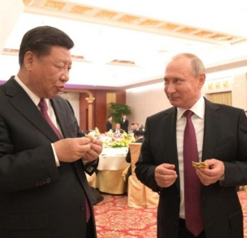Появилось видео, как Путин готовил блины и лепил пельмени для лидера Китая