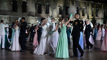 Платья, фраки и живая музыка: в Севастополе стартовал юбилейный офицерский бал