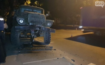 Отказали тормоза: в Николаеве военный автомобиль «Урал» снес светофор