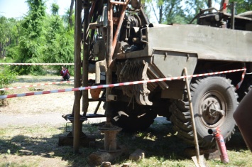 Рабочие беспрепятственно берут пробы грунта в парке напротив "Украины": активисты рассказали, почему ушли