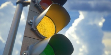 В Украине уже начали отменять мигающий желтый сигнал светофора