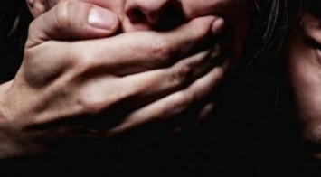 В Запорожье грабитель закрыл девушке рот и пытался изнасиловать