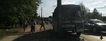 В Чернигове пассажир автобуса ударил водителя. В результате пострадало 8 человек