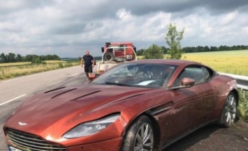 Под Днепром в аварию попал новейший спорткар Aston Martin DB11 (ФОТО)