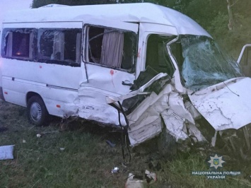 На трассе Киев - Чоп лоб в лоб столкнулись два микроавтобуса, есть жертвы