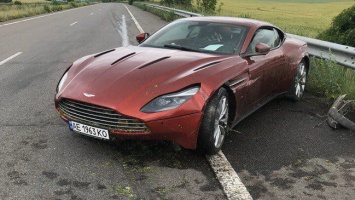 На трассе Днепр - Харьков владелец бросил поврежденный в ДТП Aston Martin DB11 за 7 миллионов и уехал в аэропорт