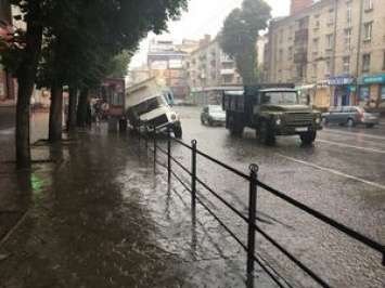 В Тернополе грузовик провалился в канализационный сток (фото)