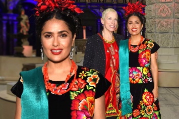 Яркий наряд и венок на голове: Сальма Хайек в образе Фриды Кало посетила музей в Лондоне