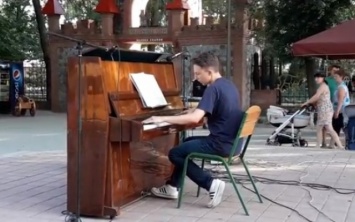 Горожан удивили виртуозной игрой на фортепиано в городском парке (ВИДЕО)