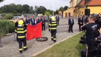 Президент Чехии Земан сжег красные трусы на брифинге