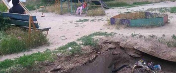 В Запорожье детям приходится играть на площадке рядом с ямами и железными штырями, - ФОТО