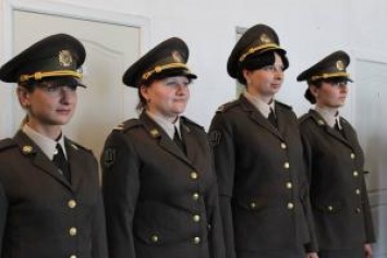 В ВСУ представили новую женскую форму: украинцам не понравилось
