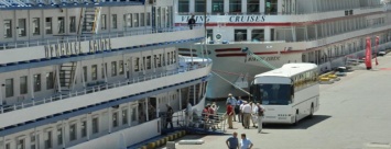 То пусто то густо: В Одессе гостят аж два круизных лайнера, - ФОТО
