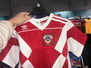 В фан-зоне Лужников продают скандальные футболки Adidas с гербом Советского Союза. Фото