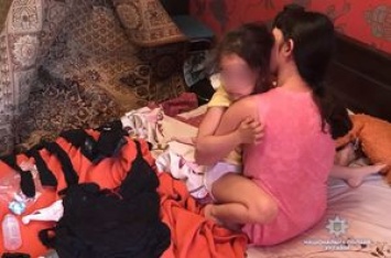 Супруги, которые снимали четырехлетнюю дочь в порнографических видео, арестованы. Видео 18+