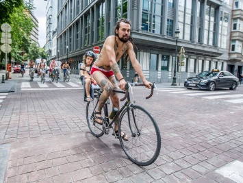 В Брюсселе около 300 обнаженных велосипедистов вышли на акцию в защиту окружающей среды
