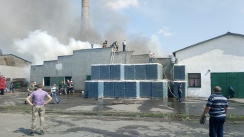 В Ровенской области горит стеклозавод (ВИДЕО)